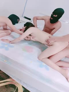 多人群P，多个白嫩妹子，床边操操，女上位三男战一女完胜榨汁机第03集}