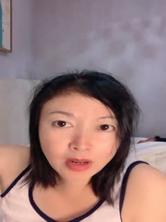 大奶骚妈带着女儿一起直播，全程露脸淫声荡当，撅着屁股用道具插菊花，吃奶玩操自慰特写展示，听狼友指挥第04集}