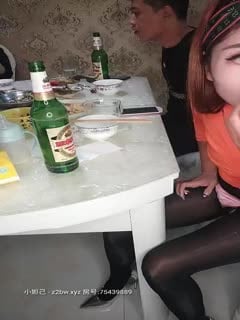 家庭乱伦之公公与继子加骚逼媳妇酒足饭饱后开始啪啪，全程露脸床上3P，深喉口口大鸡巴AV式爆草抽插浪荡呻吟第01集}