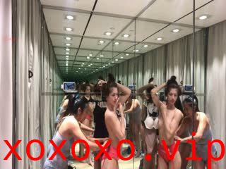 前凸后翘身材非常SEX的华裔留学生与美女闺蜜试衣间换多套内衣美女小蛮腰大翘臀扭来扭去太惹火}